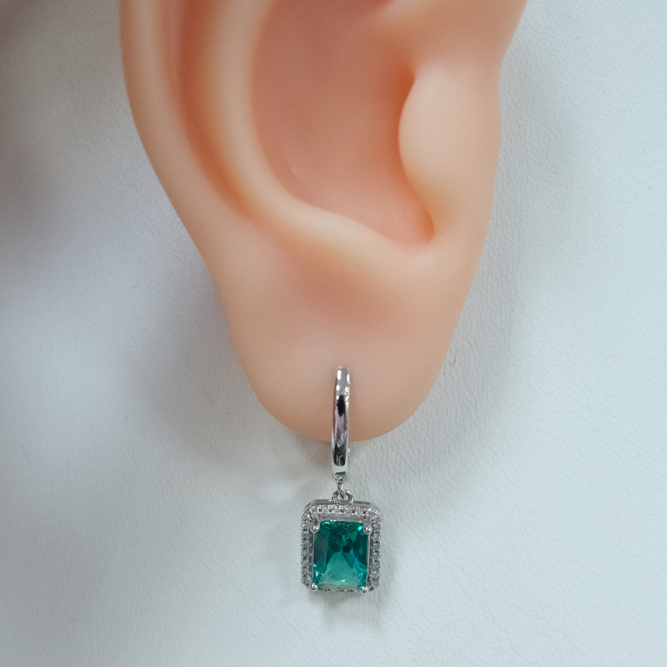 Серебряные серьги с зеленой шпинелью